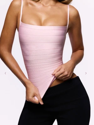 Bandage topp house of cb - Jättefin sprillans topp i bandage-stil. Säljer endast då den inte passade mig. Köpt för totalt 179 EUR, inklusive frakt. Den skickas i sin originalförpackning. 