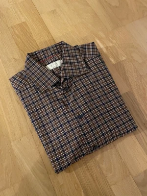 Rutig skjorta från Eton, storlek 40 - Snygg rutig skjorta från Eton i contemporary fit. Nypris ca 1700kr mitt pris endast 199 kr. Fraktar inom 1 dag, om du har någon fundering så är det bara att höra av sig😊