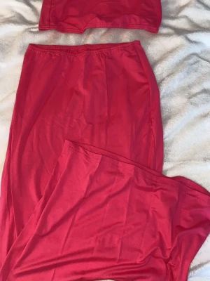 Ceriseosa topp med lång kjol  - Säljer en topp med lång kjol från shein. Jätte fina och helt oanvända.  Kontakta för flera frågor.🩷