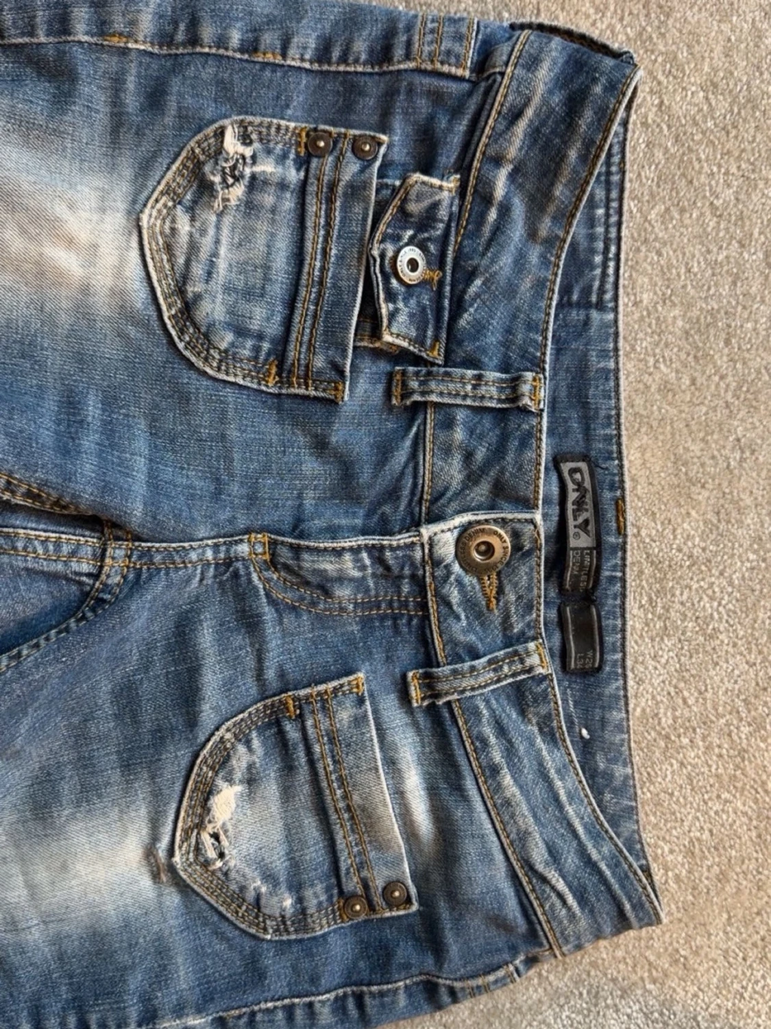 Blå jeans från ONLY med slitningar - 1