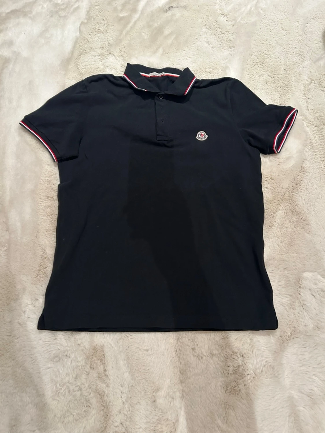 Riktigt snygg Svart pikétröja med rödvit kant