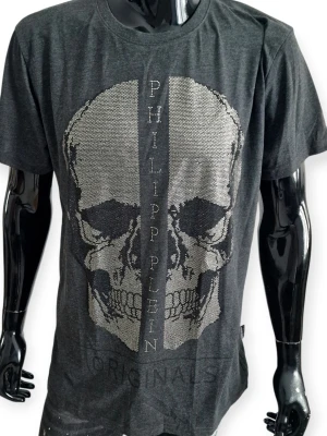 Philipp Plein T-Shirt-Grå,Strl L - Helt ny. Fin replika med hög kvalitet. EU| L  Pris; 799kr. Först till kvarn. Skickas direkt inom 24h