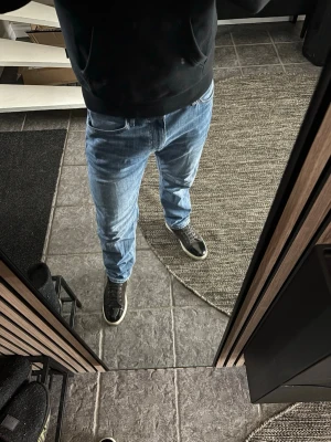 LEE Jeans - Nästintill sprillans nya Lee jeans, impulsköp som inte kommit till användning så säljer dom nu. Köpte för 1399kr strax innan årsskiftet. Personen på bilden är 180cm lång. Bara höra av er vid någon fråga!😉