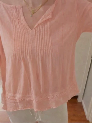 Jättefin rosa blus från oddmolly!💓 - Jättefin & gullig blus från Odd Molly💓  Hittar ingen storlek på den, men jag skulle säga S-M💓