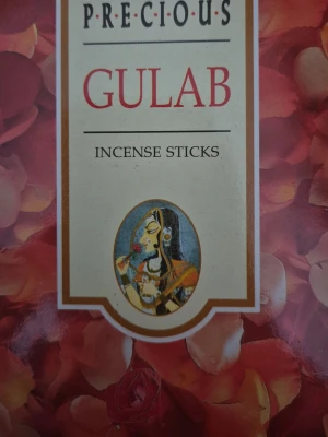 Precious Gulab rökelsepinnar Ros - Säljer ett paket Gulab incense sticks från Precious. Förpackningen innehåller 20 sticks och sprider en varm ros doft. . Perfekt för att skapa en avslappnad och väldoftande atmosfär hemma.