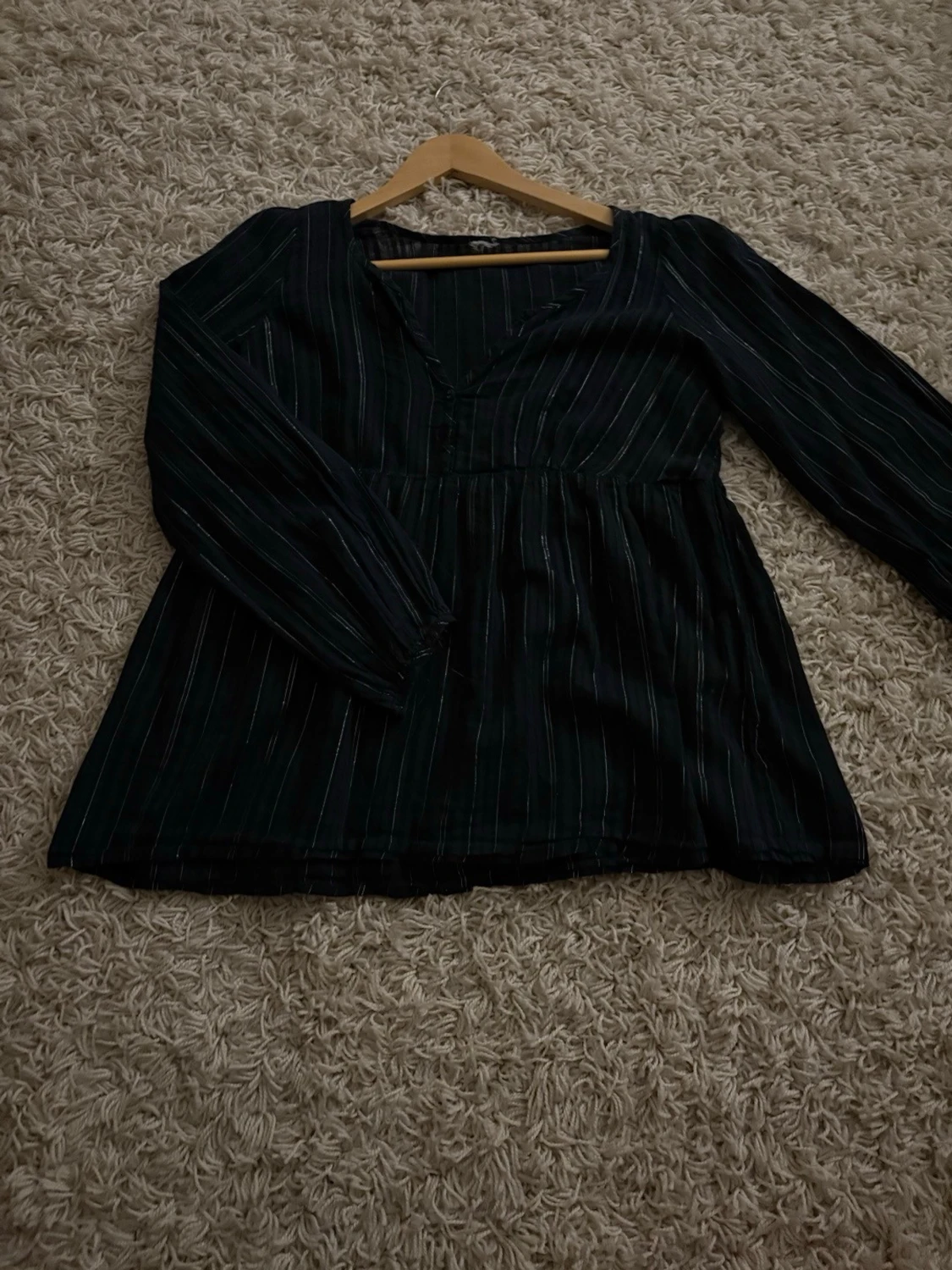 Svart blus med vita ränder och knappar