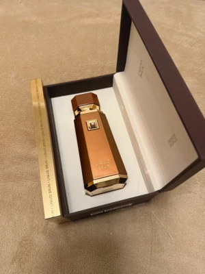 Liquid Brun - Fick denna som present, har den redan. Den är oanvänd och har inte testats heller!