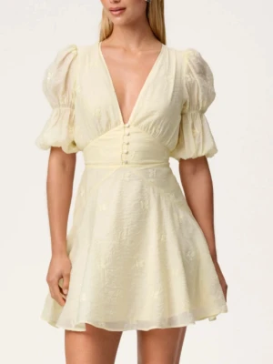 Gul klänning från Adoore   - Säljer denna klänningen från Adoore i nyskick med alla lappar kvar!! Supertrendig och helt slutsåld överallt!!! Storlek 34 😍😍