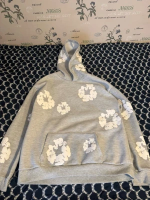 Denim Tears hoodie - Grå denim tears i storlek storlek L helt ny och mycket varm. dm för pris