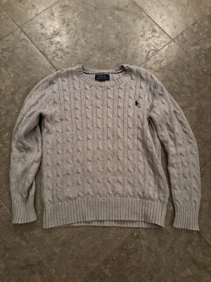 POLO RALPH LAUREN TRÖJA - Polo Ralph Lauren tjocktröja med ett gott skick. Storlek: 10-12år (medium för junior.)