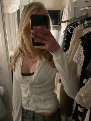 Kofta - Kofta från Brandy Melville med gulliga detaljer 🥰Nyskick!!