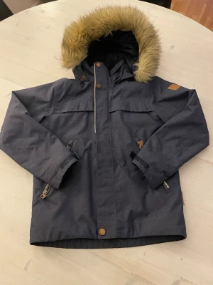 Reima jacka barn - Riktigt bra skick och funkar perfekt. Dragkedjan krånglar lite ibland då den bara öppnas upp men går att lösa genom att dra ner den och sedan stänga den igen 