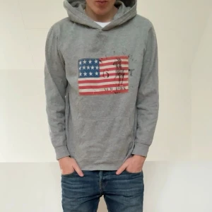Denim & Supply hoodie Ralph Lauren  - Säljer en sjukt fet denim & supply hoodie från Ralph Lauren. Hoodien är i bra skick utan nåra defekter och är färgen ljusgrå. Den är i strl 18-20 vilket motsvarar ungefär strl S! Hör gärna av er vid frågor elr funderingar!!