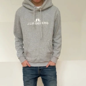 J.Lindeberg Grå hoodie - Säljer en sjukt hoodie från J.Lindeberg. Hoodien är i mycket bra skick utan nåra defekter och är färgen grå. Den är i strl L men sitter som en M! Hör gärna av er vid frågor elr funderingar!!