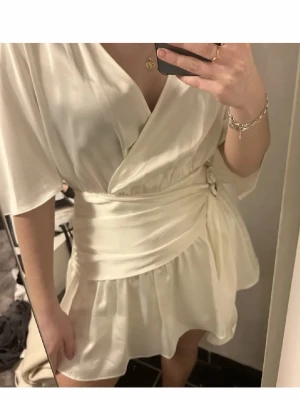 Vit omlottklänning med knytband - Super fin klänning från Zara, perfekt till sommar eller studenten💗💗