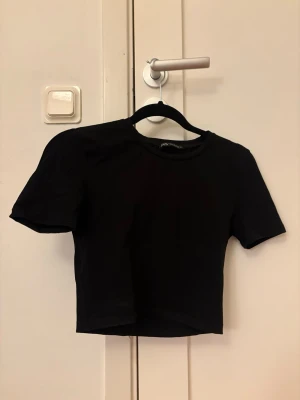 Svart croppad t-shirt - En enkel svart croppad t-shirt 