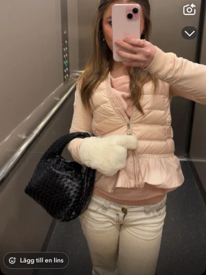 Ljusrosa volang moncler jacka  - Snygg ljusrosa moncler jacka med volangkant nedtill och quiltad design. Jackan har dragkedja framtill och en feminin, figurnära passform. Perfekt för dig som gillar en söt och trendig stil. Storlek 158 men passar som en xs. Säljer ganska billigt då jag har tröttnat på den och vill sälja den bara
