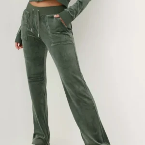 juicy - säljer mina juicy couture byxor i färgen dark moss då dom aldrig kommer till användning. ena bandet har lossnat. och på bilden har jag bara vikt ner kanten på byxan. om du vill ha fler bilder skriv privat❤️annars så är det bra skick!!💕