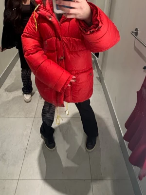 Fjällräven jacka - Jätte varmt fjällräven jacka i fint skick, ett litet hål på ärmen men inget stort, priset kan diskuteras 