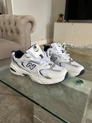 Vita New Balance sneakers - Säljer ett par fräscha vita New Balance sneakers .41or men passar även 42 . Helt nya 