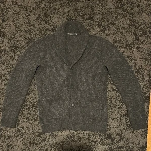 Dressman Cardigan - Tjena! Säljer nu en skitsnygg Dressman Cardigan i storlek M men passar S. Den är i väldigt bra skick och använd sparsamt. Passar perfekt till vintern då den är väldigt varm. Kom gärna med frågor och priset kan diskuteras!