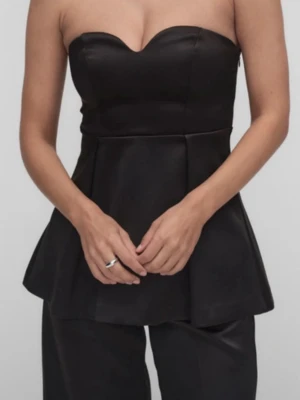 Bandou peplum topp - Jättesnygg och användbar Bandou topp från MQ. Använd fåtal gånger så i bra skick. Ser väldigt lyxig ut och fin passform!