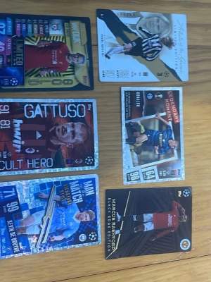 Samling fotbollskort Match Attax - Säljer en samling Match Attax fotbollskort från Topps med spelare som Gattuso, Rashford, De Bruyne och Ronaldo. Korten har olika färger och motiv, flera med holografiska effekter och specialdesign. Perfekt för dig som gillar att samla på fotbollskort och Champions League.