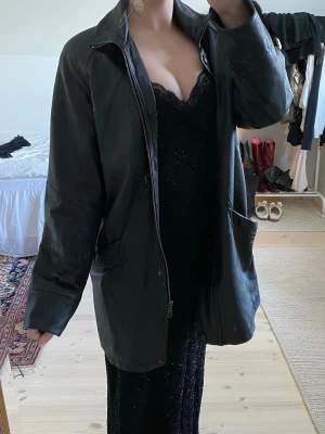 Vintage kappa jacka äkta läder skinn  - Vintage kappa/jacka i äkta läder. Storlek 38 på lappen, passar oversize. Mycket bra skick 🤍