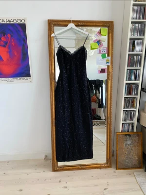 Vacker vintage klänning med pärlor och spets  - Vacker vintage klänning. Ingen storlekslapp, passar ~ S. Dragkedjan kan vara lite trög när man zippar upp så man får vara lite försiktig. Kan ha några enstaka pärlor som sitter lite löst men absolut inget som märks, annars mycket bra skick 🤍