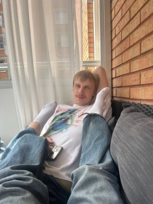 obehaglig men charmig kille - säljer honom för han går mig på nerverna😅