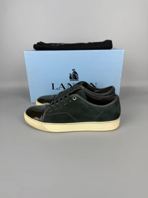 Lanvin Dbb1 Patent Cap Toe Sneaker Elephant Grey - • The shoes have been gently used and are in very good condition • Size: EU41 / UK7 (fits like 42) • Color: Elephant Grey • Retail price: 5000 SEK / 450€ • Box & dustbag is included