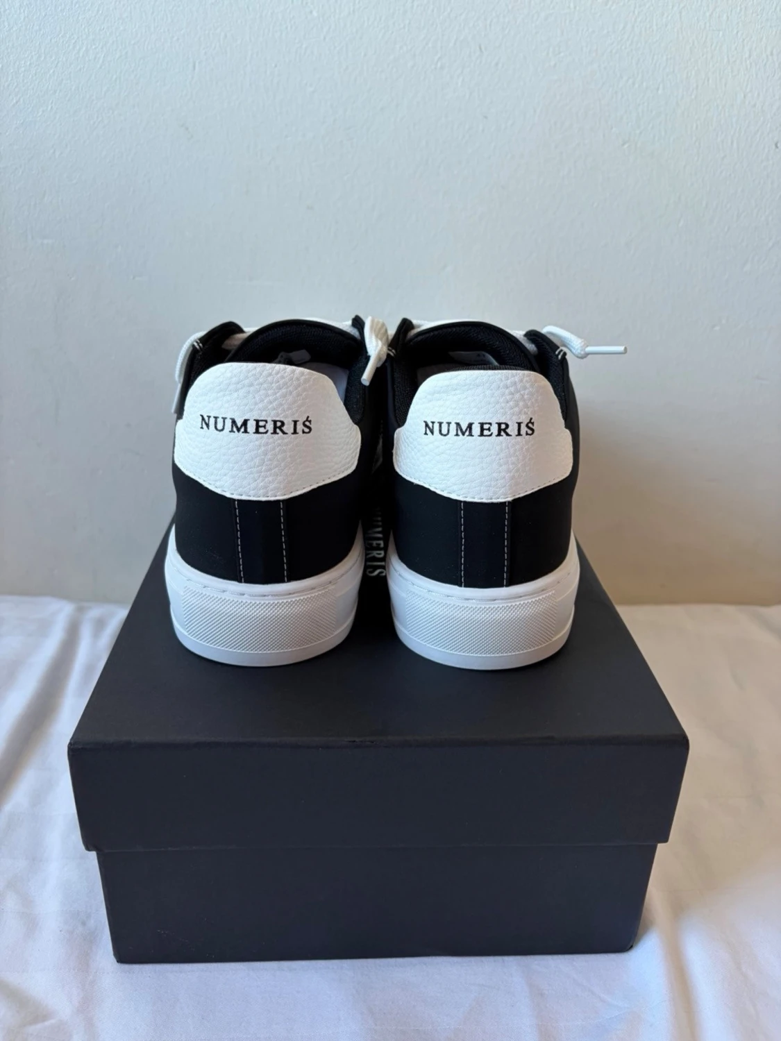 Svarta och vita sneakers från Numeris - 3