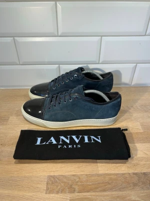 Lanvin Skor - Lanvins i mycket bra skick | Storlek: uk10 = 44 passar 45 | Ingår: Dust bag | Vid frågor eller diskussion om pris är det bara att skriva✍🏼| Frakt inom 48h📦