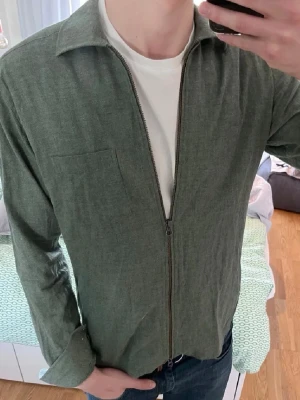 Overshirt från John Henric - Fräsch overshirt från John Henric, perfekt nu till sommaren☀️| Storlek 40 vilket motsvarar ca M | Mycket bra skick✅