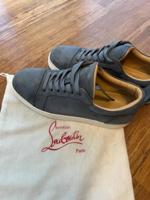 Christian Louboutin sneakers - Tja! nu säljer jag dessa loubs i storleken 43, färgen är ich ljusblå och skicket är mycket bra sparksamt använda enda defekterna på skorna är lite smuts som lätt går att tvätta bort. 