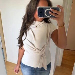Vit blus med knyt - Säljer denna snygga vita topp/blus med knyt framtill💓