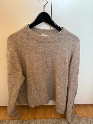 Beige stickad tröja - Mysig beige stickad tröja med rund halsringning och långa ärmar. Tröjan har en enkel och stilren design, skriv för mer bilder!!