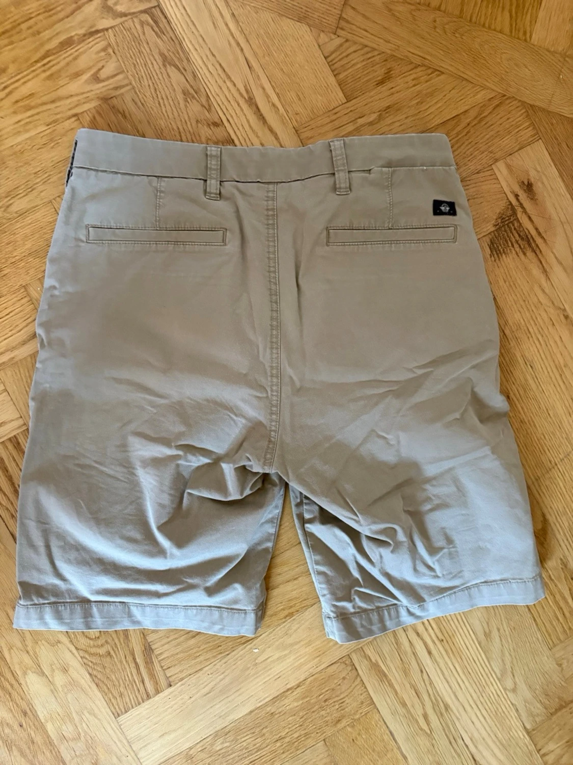 Beiga shorts med fickor - 1