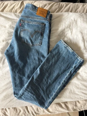 Levi's ljusblå bootcut - Säljer ett par  ljusblå jeans från Levi's ”wedgie bootcut” Materialet är slitstark denim i bomull. Storlek 30/34L använda fåtal gånger de är som nya inga skavanker finns. Kolla gärna in profil för mer fina kläder 🌸🌼