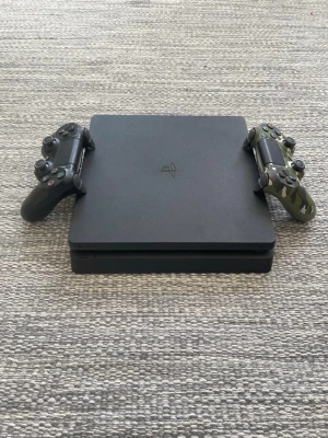 Playstation 4 (toppskick) - Man får med ett fint playstation 4 i riktigt bra skick. Köpte det för något år sedan men har knappt använt den. Har nog orginallådan liggandes någonstans. Kanske slänger med några spel om vi kör en snabb affär