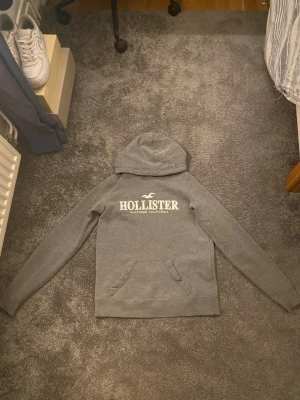 Holister Hoodie - Tja jag säljer en riktigt fet hoodie,den sitter väldigt skönt och är perfekt nu till sommarn. 