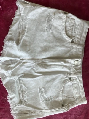 Vita lågmidjade shorts - Vita shorts som börjar exakt nedanför naveln från FBsister i storlek S •Lite under 30cm långa