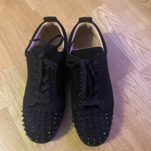 Svarta mocha loubotins med spikar  - Säljer ett par svarta skor från Christian Louboutin med spikar på framsidan. Skorna är i nyskick och dem är använda 5 gånger. Men skorna kommer ett kort men ingen box till skorna. 