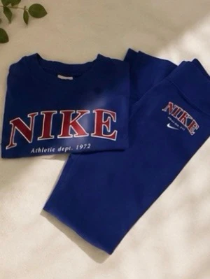 Blått Nike set med tryck - 💙 Blå Nike-set 💙 såå clean sporty fit 🫶 matchande sweatshirt + leggings sjukt bekvämt men fortfarande snyggt 😌✨           📍Finns fläckar som syns på bild 3,5 och 6.    ( därav priset)                                                    Bundle finns🤍  - Soft and pieces                                Ord pris ca 900:-