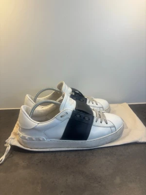 Valentino Opens | 41 - Valentino Opens i storlek 41 | Bra skick! | Äkta naturligtvis | Dustbag medföljer
