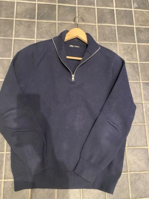 Zara quarterzip - Säljer en Zara quarterzip billigt för endast 139kr🙌. Inga defekter osv!