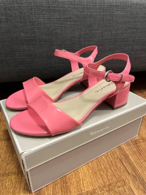 Rosa sandaler med klack från Tamaris - Jätte fina rosa klackar perfekta för olika event nu till sommaren! Endast testade en gång inomhus. Aldrig använda. Ifrån Tamaris och i storlek 39. Normal i storleken. Skickas i original box. Postar inom 1-2 dagar🤗