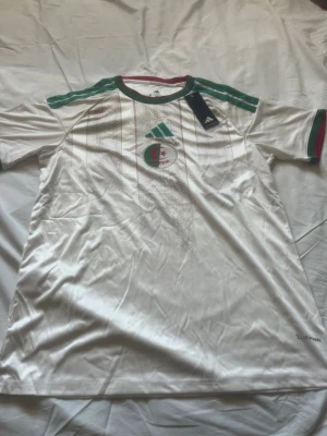 Algeria VM tröja 2026 storlek M - Väldigt snygg många andra modeller finns och storlekar passa på nu när det är varmt ute välj gärna postorder,instabox följ oss gärna på tiktok Scandinavia_market mer saker finns kolla vår profil skriv vilken storlek ni vill ha innan ni köper !!