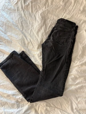 Svarta low straight jeans - Säljer ett par svarta jeans med low waist och rak passform. Jeansen har klassisk femficksdesign och dragkedjegylf. Perfekta för dig som gillar en avslappnad men ändå stilren look. Materialet är denim i bomull.