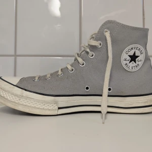 Grå Converse Chuck Taylor All Star - Säljer grå Converse Chuck Taylor All Star high-tops storlek 45! Endast lite smuts på tån. Ställ gärna frågor innan du köper!
